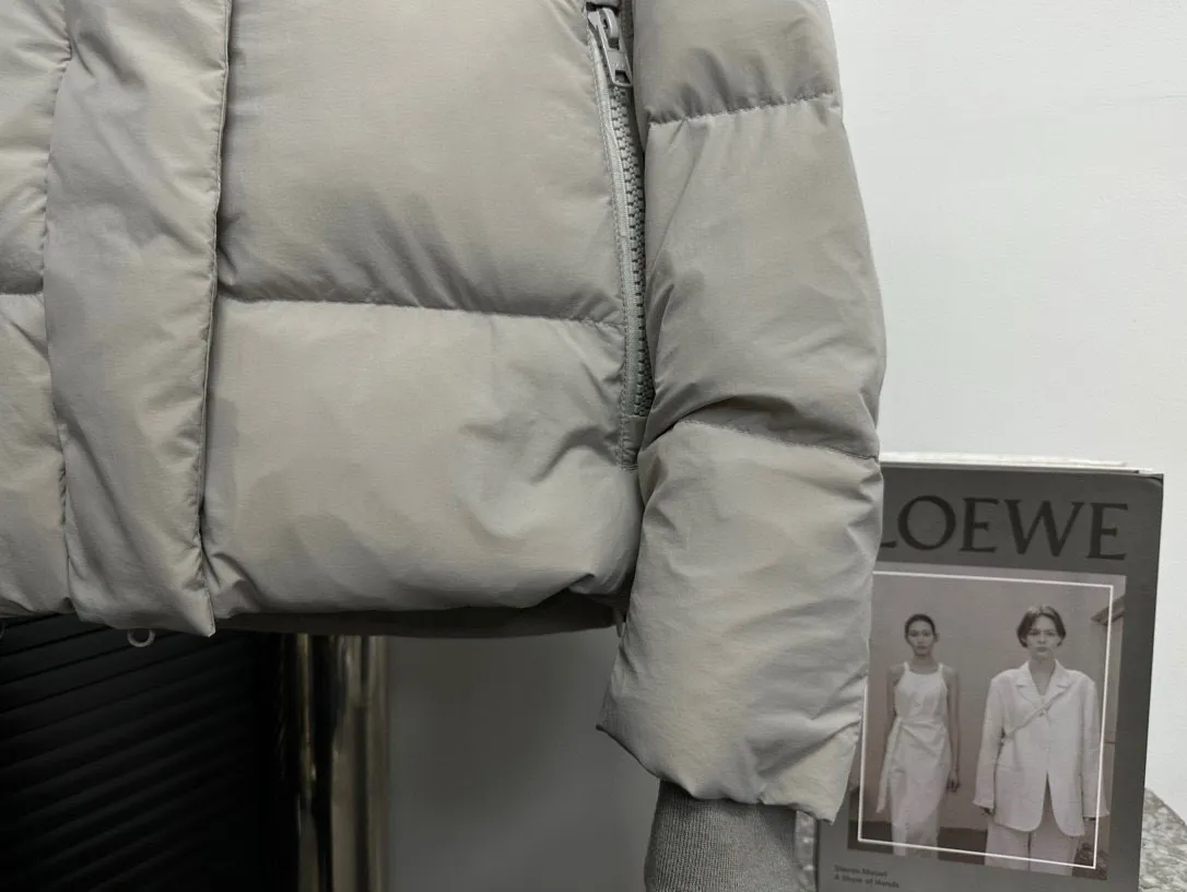 P780 【𝗖𝗔𝗡𝗔𝗗𝗔 𝗚𝗢𝗢𝗦𝗘】Capsule Series Macaron White Label Fabric: Made of soft EnduraLuxe fabric imported from DuPont, CORDURA, USA, which enhances the durability of easy-to-wear parts, is lightweight and durable; the liner is made of 400T anti-velvet gallbladder, which is comfortable, soft and non-velvet. : Equipped with a detachable hood, which can be adjusted in two directions, and is also filled with down, which brings greater softness and wrapping around the head and neck, and is full of warmth. This parka features white trim on the back and sides, and the hardware locks are all original and custom-made to match the muted fabric color. Goose label: The official website’s new series of silicone material labels, non-embroidery labels. Length: Fit hip-length. Size: XS-L